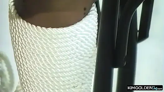 Sinnliche Bondage mit prallen Bruesten