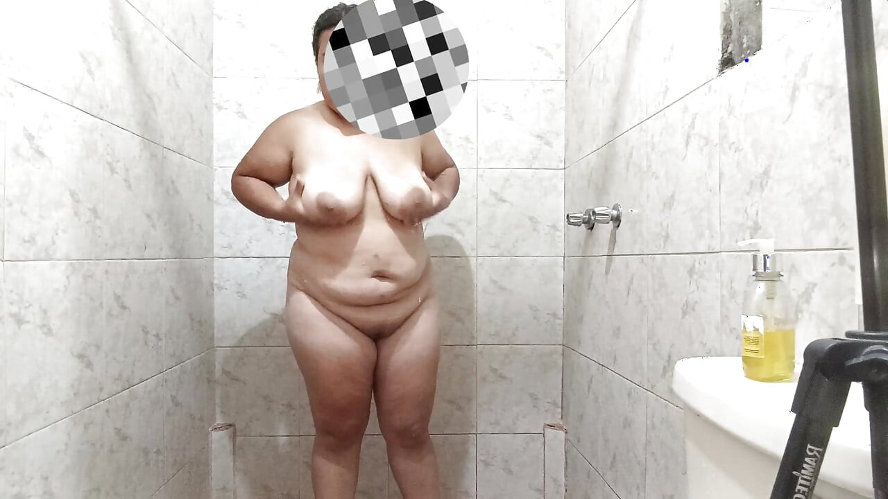 Seksi latin kız duş alırken çok zengin ve dev göğüslere sahipken kendine dokunuyor.