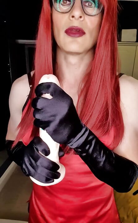 ランジェリー姿で赤毛の姿をしたミストレス・ジェシカは、ビッグ10のディルドで挑発し、じらす