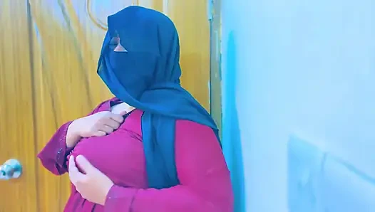 Египетская горячая горничная становится супер возбужденной и начинает мастурбировать в офисном зале и начинает дрочку босса от увиденного ее