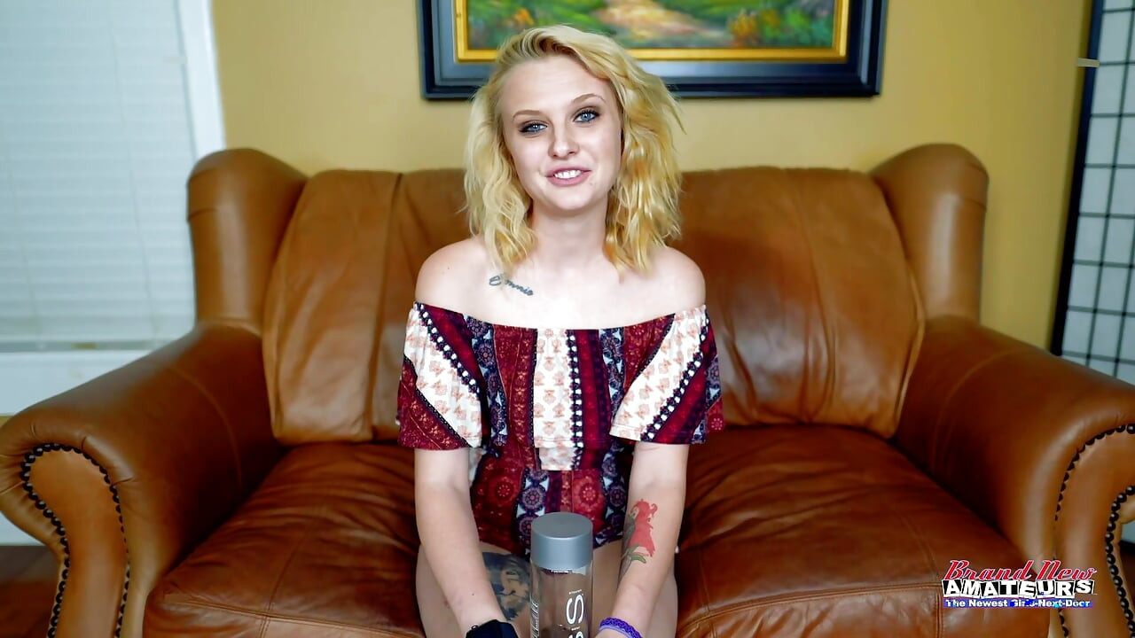 Bonnie Wolf fode sua pequena boceta com brinquedo vibrador para passar no casting!