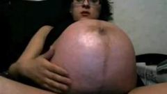 Een enorme zwangere buik