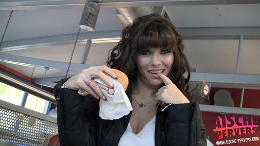 Freundin will im Fast Food Restaurant blasen und frisst Sperma vom Burger - Aische Pervers