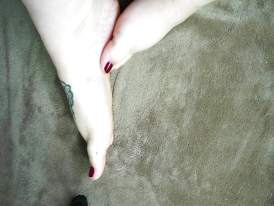 Daytona Hale Shows Off Her Sexy BBW Feet