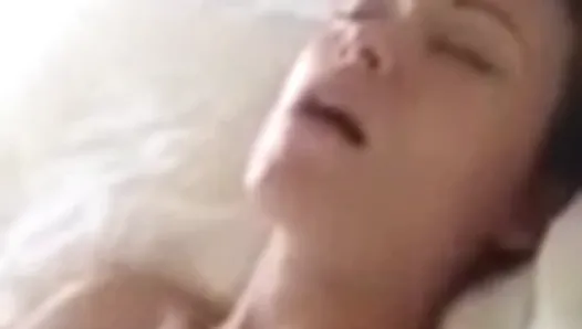 `` remy hadley '' seins nus et se masturbe au lit, selfie