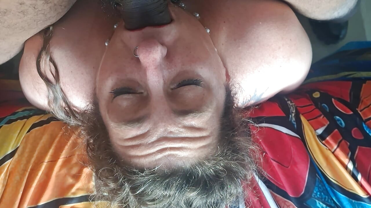 Une salope BBW soumise se fait baiser brutalement par une grosse bite noire