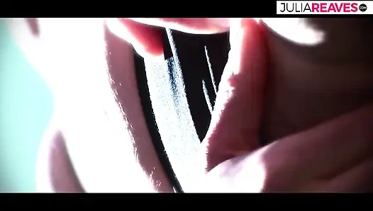 Дама в подвесах в позе для верховой езды