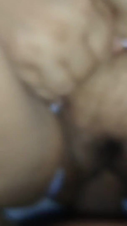 Moment inoubliable de "Ma voisine dégoûtante vient et jouit sur mes seins après m’avoir baisée la chatte. Elle vient parler à moi"