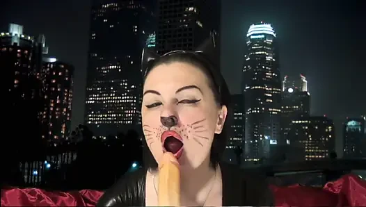 Kitty yarağını sağıyor