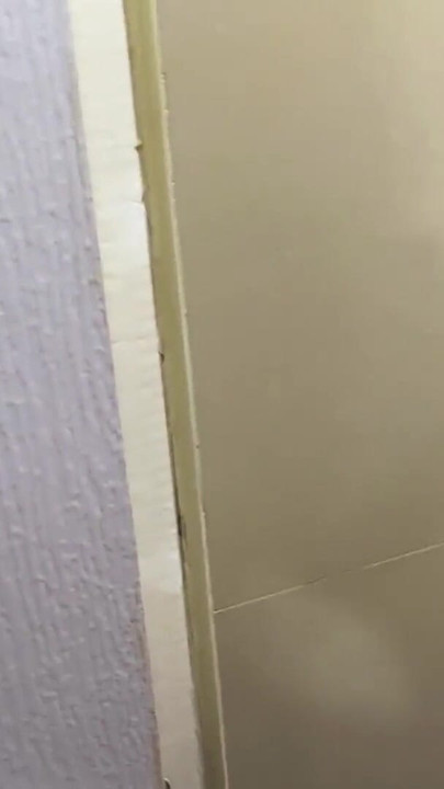 L’instant époustouflant de « Mon demi-frère a regardé sa demi-sœur sous la douche jusqu’à ce qu’elle le laisse la baiser »