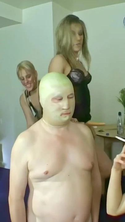 Momento emocionante de "Escravo humilhado e mijado por quatro Amantes"