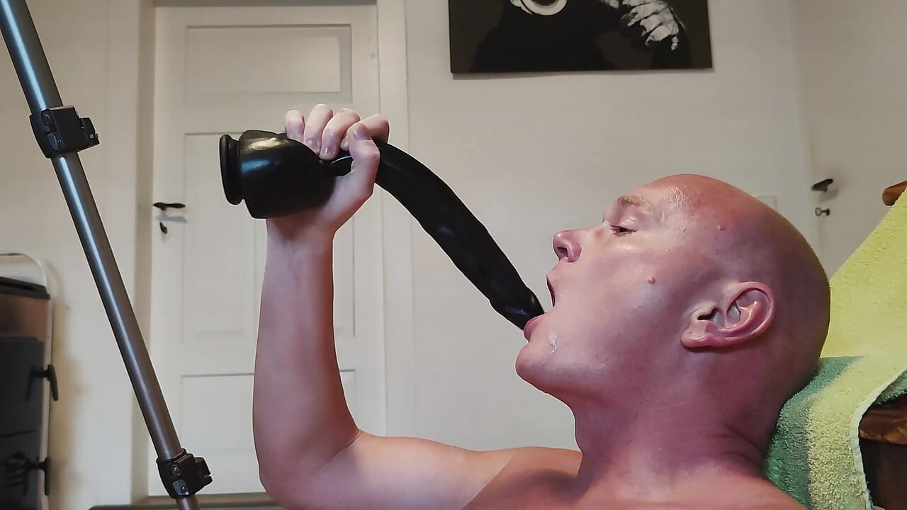 Self-abasement with DIldo