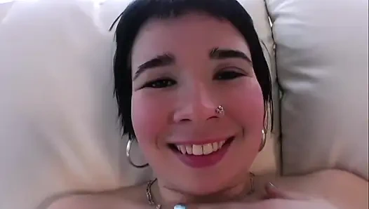 Retro, behaartes emo-mädchen bekommt ein klebriges chaos