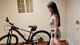 Ihr stiefvater findet laura in ihrem schlafanzug eng auf seinem fahrrad und beschließt, ihr zu lehren, wie man fahrrad fährt