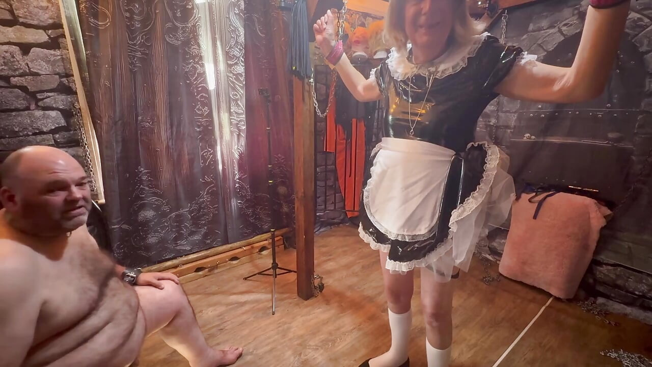 Teil 5:- Domina satana nimmt Booboo und zimmermädchen Jayne in den Kerker, bevor er nach Wales geht.