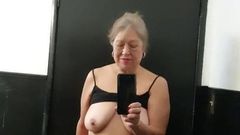 Зрелая латина-женщина-толстушка во время туалета - волосатая киска стала очень мокрой