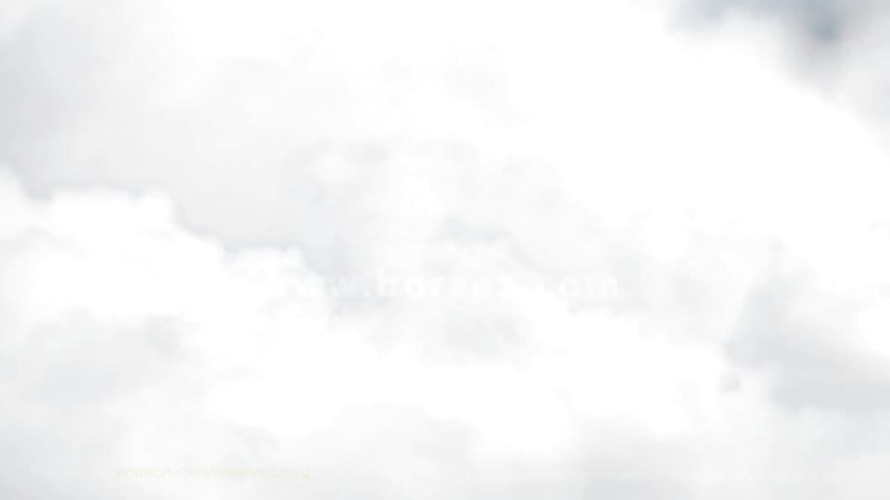 Naira muestra a su novio su coño mojado en el restaurante