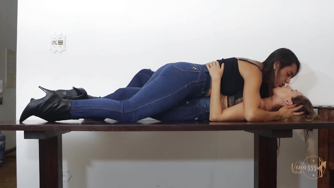 Dwie oszałamiające brunetki całują się w obcisłych dżinsach !!