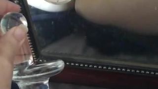 Buceta molhada sexy deslizando lentamente o brinquedo de vidro para dentro e para fora