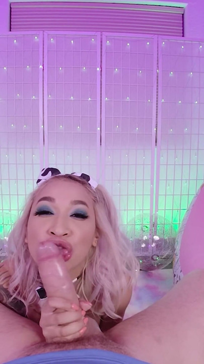 Blonda minionă asiatică Avery Black futută în gât