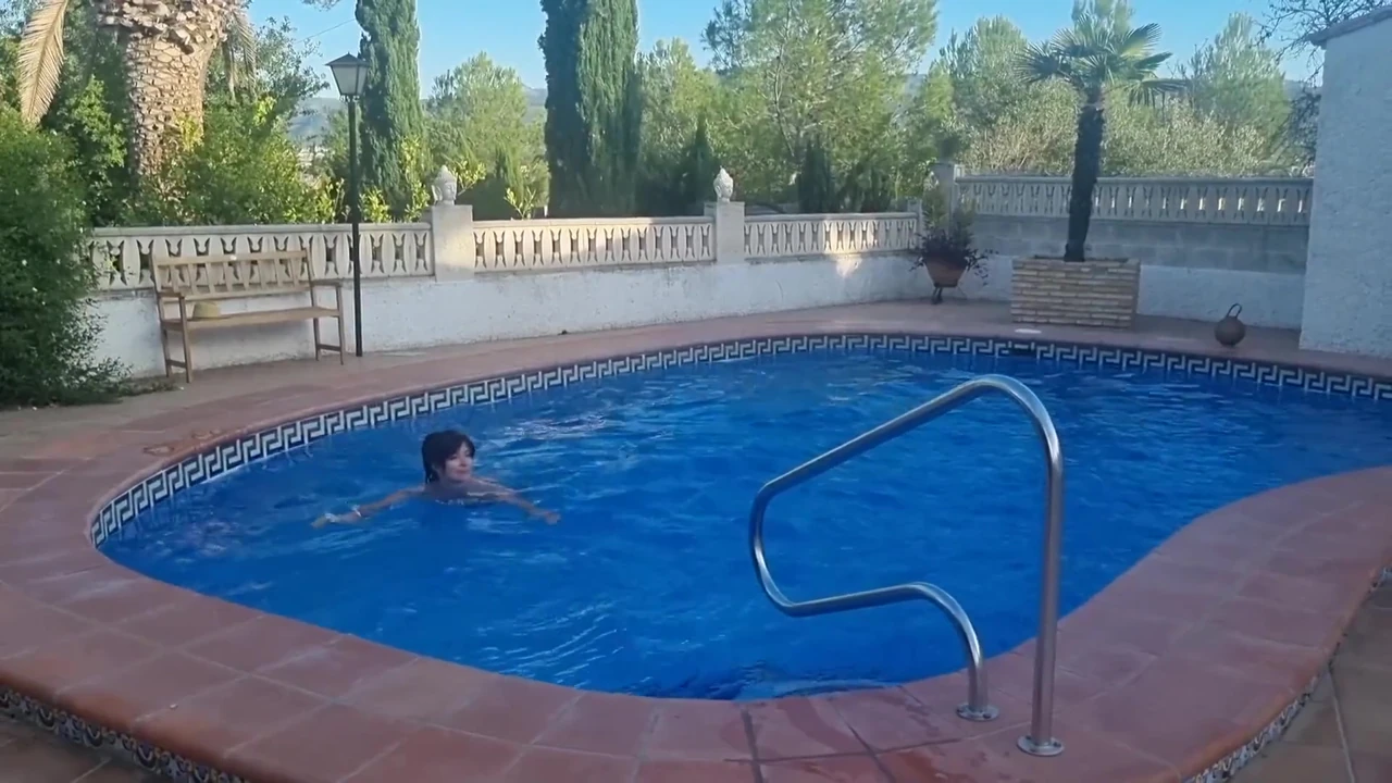 Havuz başında ıslanıyor