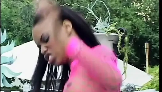Memek dan pantat gadis hot kulit hitam dijilat dan dientot sambil nunguk di luar ruangan