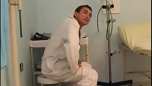 Genç fahişe götünde şişman yarağın tadını çıkarıyor