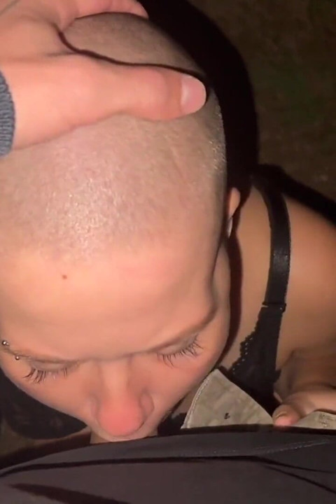 Careca beleza Vilu Vidish é usada como um brinquedo de garganta - garganta profunda loucura