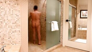 Homem asiático toma banho completo, masturbação e porra