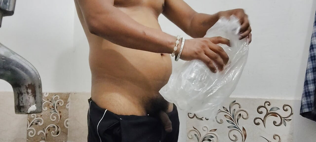 Branlette dans la salle de bain, baise torride - grosse bite dans le trou du cul béant, jeune homme
