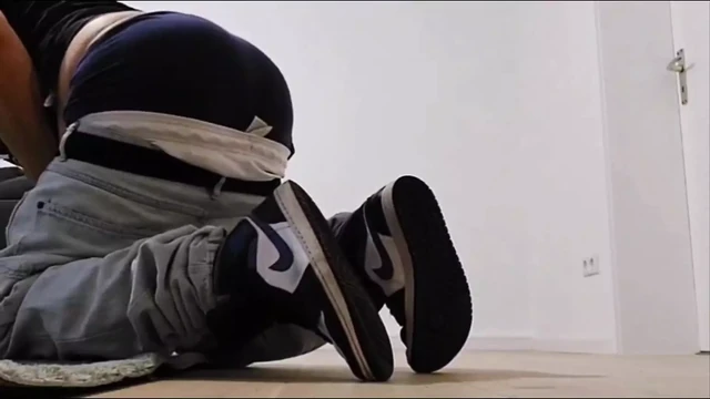 Sagger fucks pillow in denim and shoots load