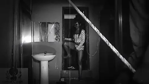 Im Badezimmer Erwischt, Omg!! Der Hausmeister Hat Mich Beim Reiben Meiner Geilen Muschi Erwischt, Jetzt Droht Er, Mich