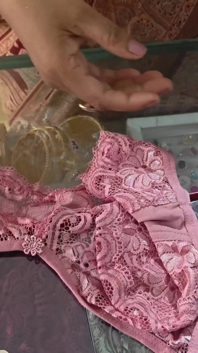 Bhabhi ko bra penty ke badle lund chusaya shop mai | Clip 1