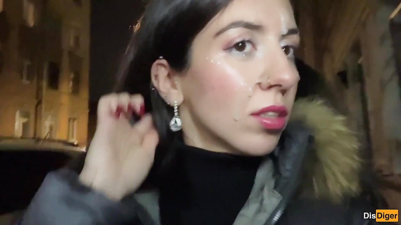 Geruïneerde make-up sperma op gezicht - openbare cumwalk op straat, bontjas