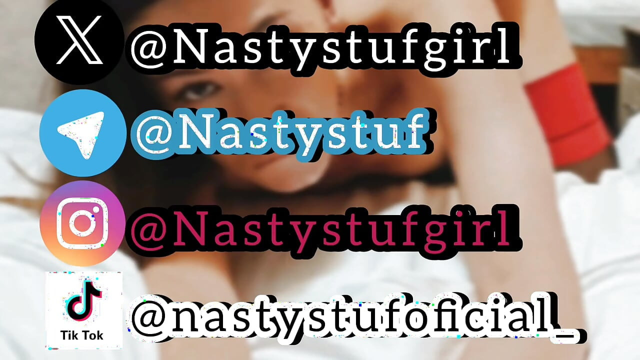 O mamă sexy incitantă în ciorapi de plasă este futută anal și are orgasm pe gaura ei în cur