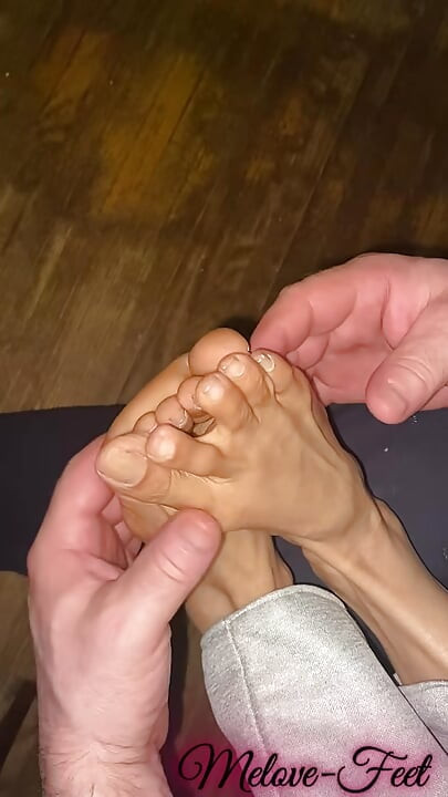 Melove dobiva masažu njezinih seksi stopala i dugih prstiju od Naelora