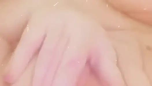 Küvet amcık oyunu yakın çekim içeri mi yoksa klitorisimin üzerinde mi boşalıyor?
