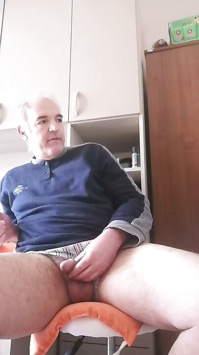 ¡Toma mi polla dura e hinchada en la boca, quiere que la chupes bien!