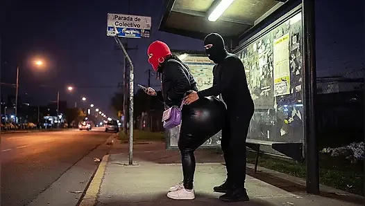 Latina mit dickem arsch in engen Lederhosen an der Bushaltestelle strippt zu schwarzem Leder-tanga