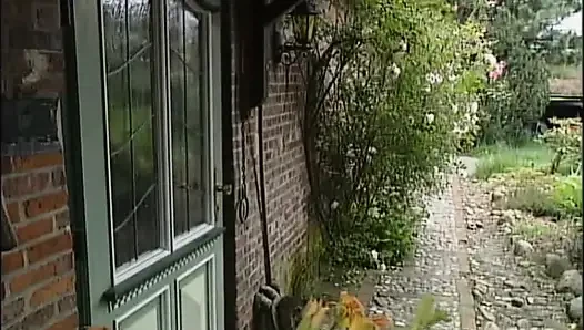 Sarışın azgın sert büyük yarakla tamirci tarafından sert sikiliyor