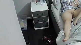 Мачеха в постели раздвигает ноги, показывая свою киску перед камерой