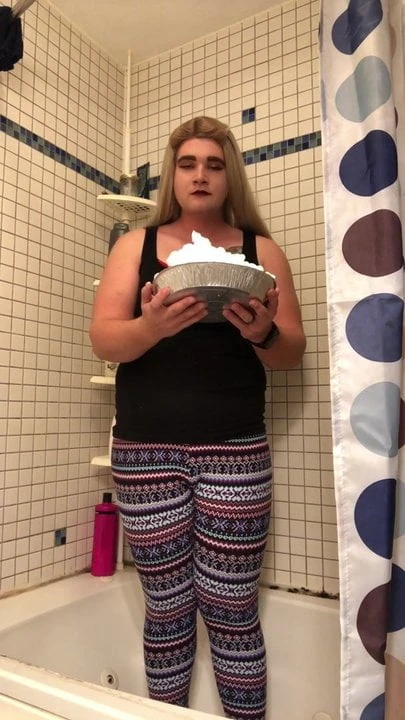 Sissy Pies Herself in the Face (WAM)