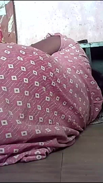 Detik kuat dari "isteri rumah kampung India menunjukkan buah dada besar dan ciuman"