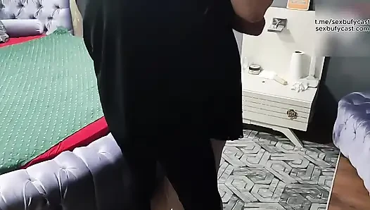 Er fickt seine cuckold-Frau mit jemand anderem. VOLLSTÄNDIGES VIDEO