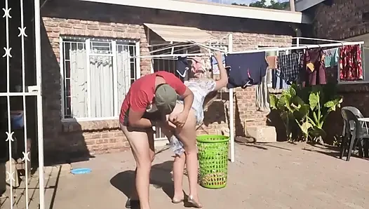 Outdoor-ficken beim ausziehen der wäsche