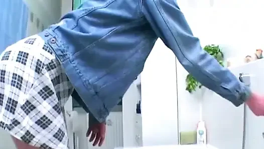 Cewek sange rambut cokelat ini lagi asik muasin memeknya pakai dildo warna ungu di bak mandi