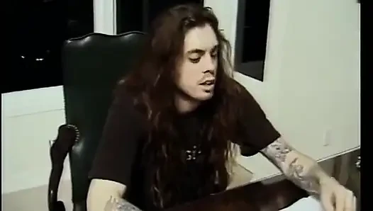 Cowok ini jilat memek cewek rambut cokelat di ranjang sambil disepong sama cowok rambut pirang