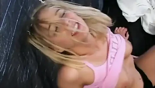 Blondine mit großen möpsen küsst, muschi fickt großen schwanz und lutscht
