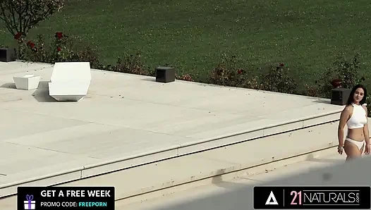 21 naturals - azgın ginebra sevgi dolu bir anal sikiş için götünü sunuyor