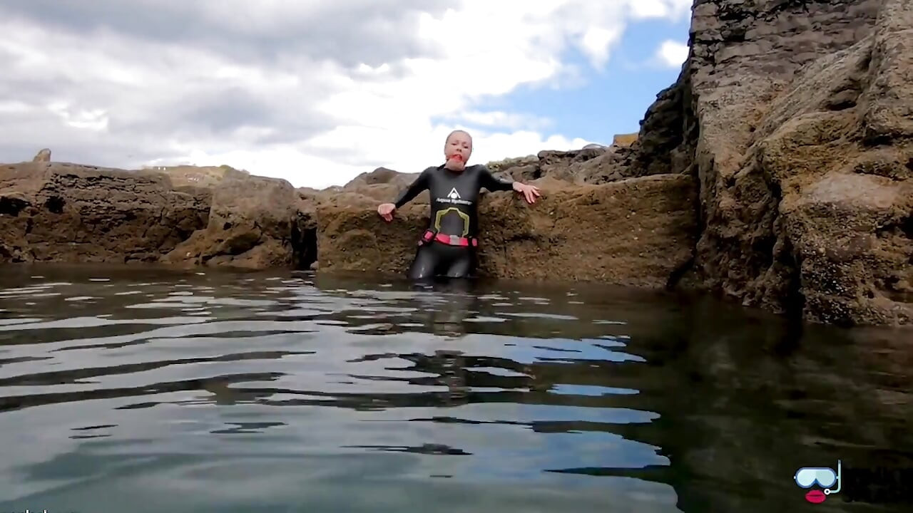 Ocean Tali Perhambaan dengan ballgag dalam pakaian basah